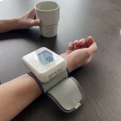 Digitalt blodtryksapparat til håndleddet
