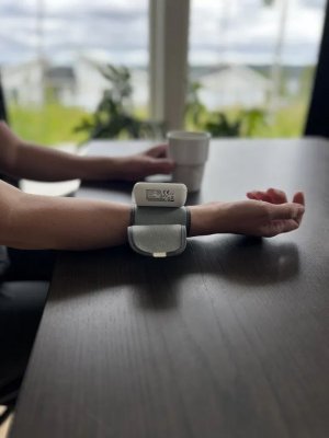 Digitalt blodtryksapparat til håndleddet